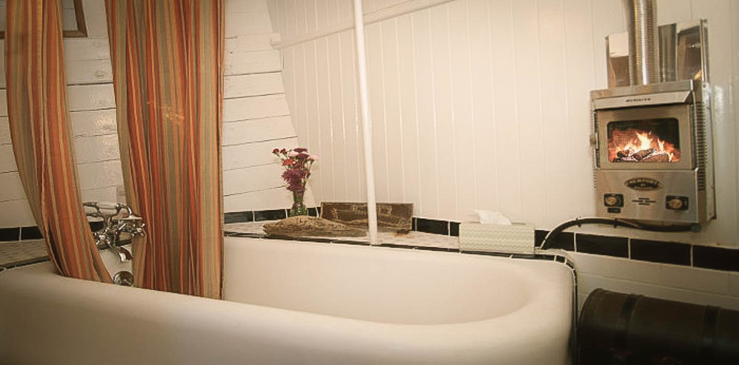 Full sized bathtub in the shared head of the David B
